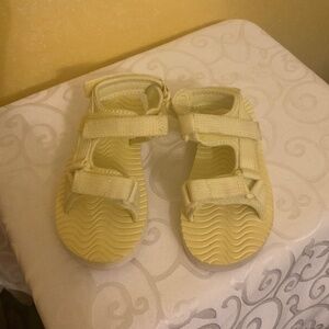 NWOT Girls Yellow Adjustable Sandals - Size 11